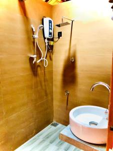 baño con lavabo y secador de pelo en la pared en Bathle Eco Resort, 