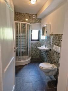 a bathroom with a toilet and a sink at Gasthof Zaunerhof - Hotels en Appartementen in Grünau im Almtal +53 photos