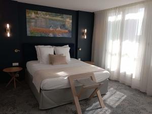 a bedroom with a large bed and a painting on the wall at Mercure Limoges Centre in Limoges +49 photos