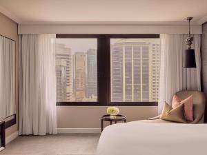 ein Schlafzimmer mit einem Bett und einem großen Fenster in der Unterkunft Sofitel Brisbane Central in Brisbane + 181 Fotos