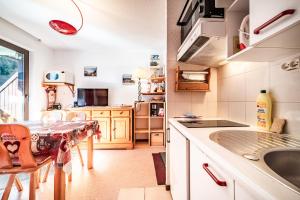 Η κουζίνα ή μικρή κουζίνα στο Les 3 Lys - 25 m² - Le Praz de Lys +15 φωτογραφίες