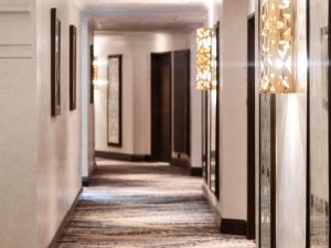 een hal van een gebouw met een hallwayngth bij ZamZam Pullman Makkah in Mekka +93 foto's