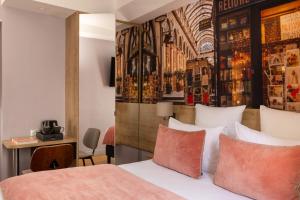 Ένα ή περισσότερα κρεβάτια σε δωμάτιο στο Midnight Hôtel Paris