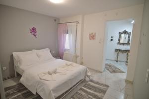 Ένα ή περισσότερα κρεβάτια σε δωμάτιο στο Dimitras Kalithea