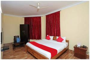 1 dormitorio con 1 cama grande y cortinas rojas en HOTEL PINK-Villa Near Budha Jayanti Park- with free wifi - Restaurant Facilities Available - Best Hotel In Bhubneshwar, en Cuttack 15 fotos más