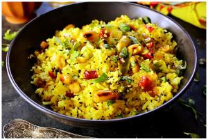 Un tazón de arroz con tomates y otras verduras en HOTEL PINK-Villa Near Budha Jayanti Park- with free wifi - Restaurant Facilities Available - Best Hotel In Bhubneshwar, en Cuttack