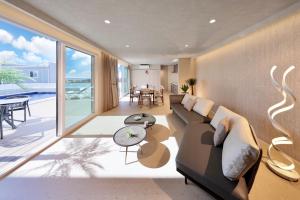a living room with a couch and a table at クリスタルヴィラ白浜パークサイド in Shirahama