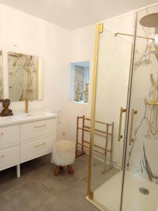 un baño con ducha y lavabo en L'annexe Barberousse, en Toulenne 7 fotos más