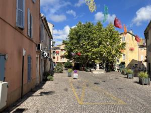 an empty street in a town with buildings at Appartement 8 couchages à La Garde in La Garde