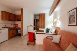 un soggiorno con divano e cucina di Pantanha Apartment 02 by Trip2Portugal a Nelas Altre 13 foto