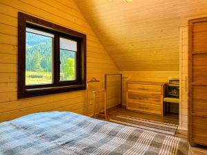 Ένα ή περισσότερα κρεβάτια σε δωμάτιο στο Котедж Маєток Ярини