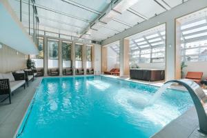 a large indoor pool with a large swimming poolvisor at Hotel Sinaia in Sinaia