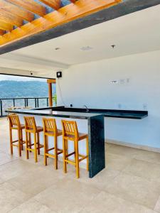 a ping pong table in a room with chairs at Lindo Studio a 600m da praia in Guarujá