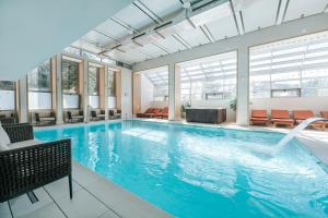 una grande piscina con acqua blu in un edificio di Hotel Sinaia a Sinaia