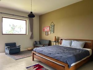 Un dormitorio con una cama y una silla y una ventana. en Baan Mahasamut Pranburi, en Sam Roi Yot 41 fotos más