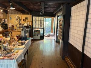 une salle avec un comptoir avec quelques articles dans l'établissement 築150年の古民家ゲストハウスひとたび, à Iwaki