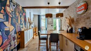 a kitchen with a table and chairs in a room at Villa Modéliacus in Meuilley