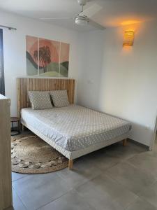 Una cama o camas en una habitación de Le Lys du Lagon - Stopover between sea and private garden