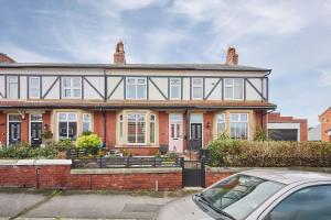 ein Haus mit einem davor geparkten Auto in der Unterkunft Stylish Coastal 3-Bed Retreat in Saltburn in Saltburn-by-the-Sea