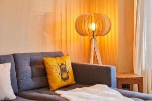 ein Wohnzimmer mit einem Sofa und einem gelben Kissen in der Unterkunft Stylish Coastal 3-Bed Retreat in Saltburn in Saltburn-by-the-Sea