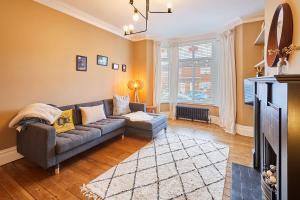 ein Wohnzimmer mit Sofa und Fernseher in der Unterkunft Stylish Coastal 3-Bed Retreat in Saltburn in Saltburn-by-the-Sea + 37 Fotos