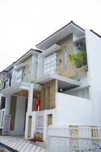 a house with a white fence in front of it at Villa edelweis in Ngingas