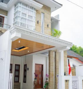 a house with a balcony and a wooden door at Villa edelweis in Ngingas