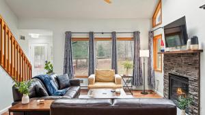 Fotografie z fotogalerie ubytování Rustic-Chic Escape w Hot Tub Fireplace Nature Views Pine Woods Loft v destinaci Lehigh + 40 fotografií