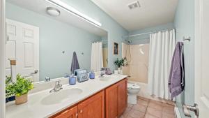 un baño con lavabo e inodoro en Rustic-Chic Escape w Hot Tub Fireplace Nature Views Pine Woods Loft, en Lehigh 40 fotos más