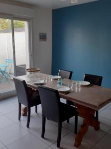 tavolo da pranzo con sedie e parete blu di L'Avre de Roye a Roye