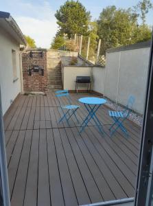 un patio con tavolo e sedie su un ponte di L'Avre de Roye a Roye