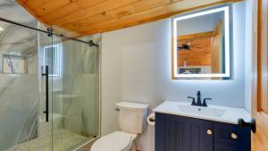 Un baño de Hot Tub Game Room Views Near Downtown Gatlinburg Perfect Too by AvantStay 42 fotos más