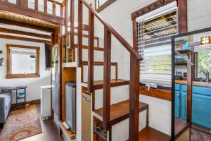 Una escalera en una casa pequeña con escalera. en Arbor House of Dripping Springs - Hound Hollow, en Dripping Springs