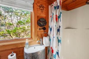 Un baño con lavabo y ventana. en Arbor House of Dripping Springs - Hound Hollow, en Dripping Springs
