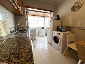 Η κουζίνα ή μικρή κουζίνα στο Vila do Conde Beach Apartment +34 φωτογραφίες