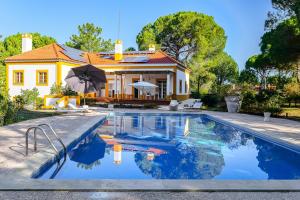 una casa con piscina delante de una casa en Villa 97 by Trip2Portugal, en Alcácer do Sal
