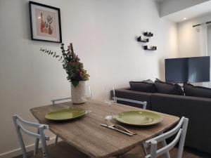 een eetkamer met een tafel en een bank bij Le Fécamp central, centre ville à 1km de la plage in Fécamp +14 foto's