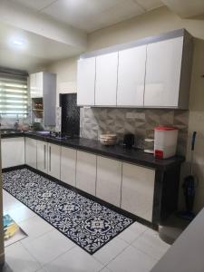 Kuchyň nebo kuchyňský kout v ubytování Nur Homestay Bandar Putra Kuantan