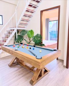 - un billard dans le salon avec un escalier dans l'établissement Kem house 1- Venuestay, à Da Thien