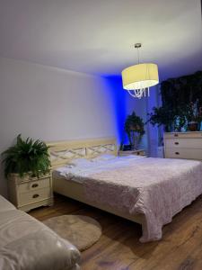 una camera con un letto e due cassettiere di Green Apartment a Bucarest