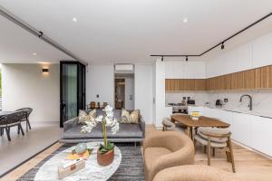 ステレンボッシュにあるAan de Meul Luxury Apartmentsのソファとテーブルのあるリビングルーム