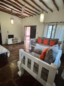 een woonkamer met een bank en een tafel bij villa luna in Watamu