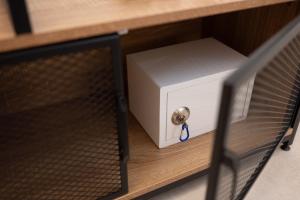 a white box sitting on a shelf next to a chair at Dimora Lincoln in Grotte