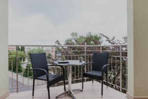 einen Balkon mit einem Tisch und Stühlen in der Unterkunft Riverside Apartments by Renters in Świnoujście