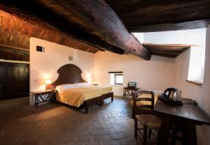 a bedroom with a bed and a table and chairs at Agriturismo La Cerqua in Molino Moscano +39 photos
