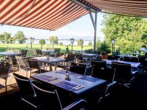 Reštaurácia alebo iné gastronomické zariadenie v ubytovaní Wellenhof Bodensee