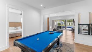 圣罗莎海滩Walk to Beach Pool Hot Tub Game Room 30A Ohana Grande by AvantStay的一间带台球桌的客厅和一间卧室