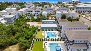 圣罗莎海滩Walk to Beach Pool Hot Tub Game Room 30A Ohana Grande by AvantStay的住宅区空中景观