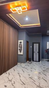 a room with a ceiling with a large marble floor at MH villa & hotel in Pancor