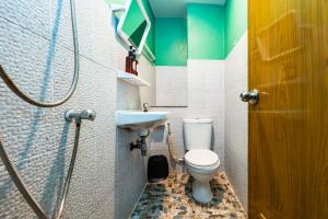 un baño con inodoro y lavabo en X GO INN The Giant Swing เสาชิงช้า, en Bangkok